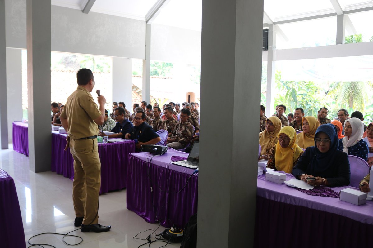 desadermaji's tweet photo. Kades Dermaji @bayudermaji sosialisasikan APB Desa Dermaji 2020 https://t.co/lhvG6Awj7u