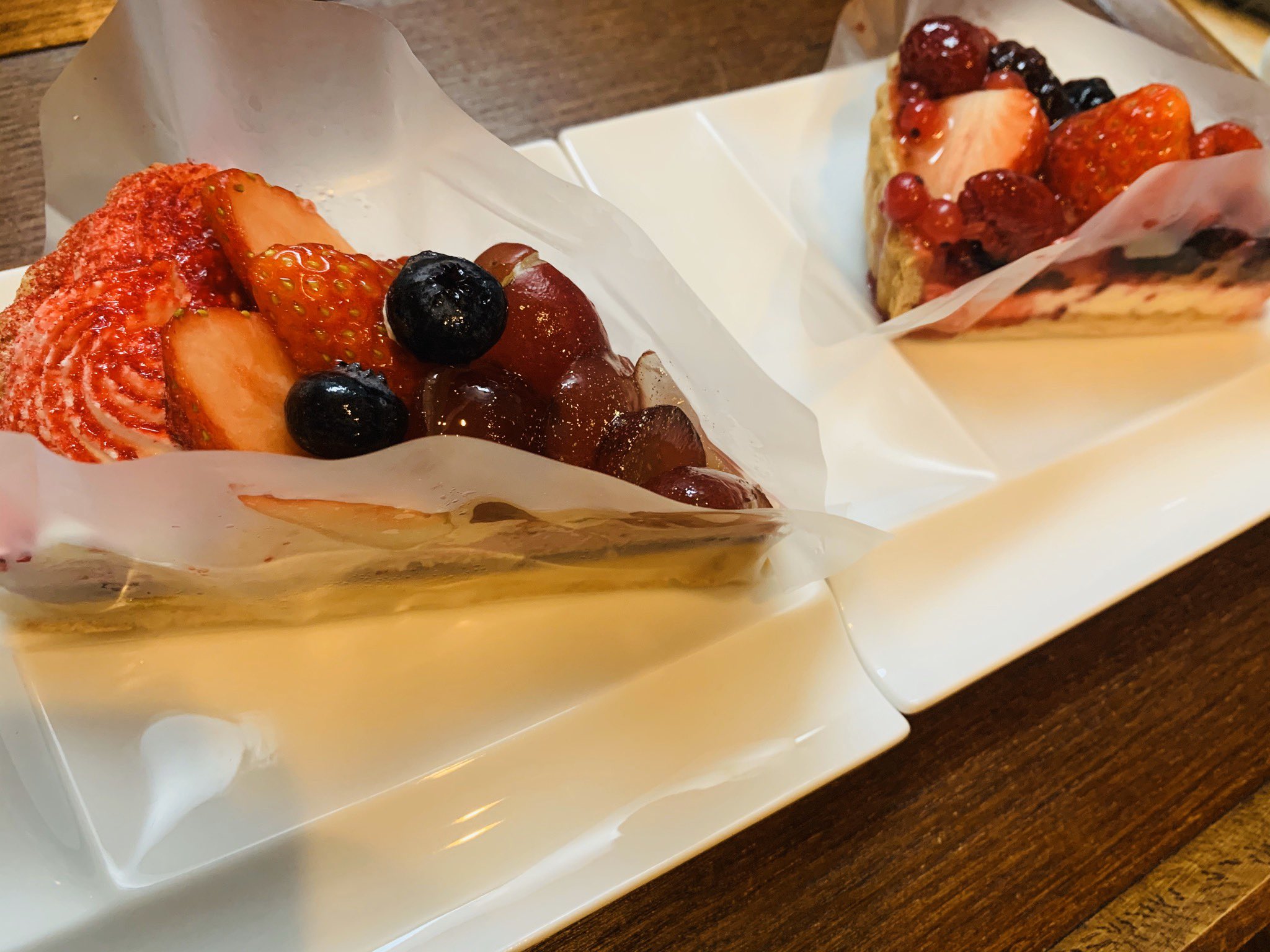 Ai 昨日キルフェボンを目にして 食べないなんて耐えられない と買いに走ったのでした 罒 ﾆﾋｰ 食後のスイーツŧ O Ch O ŧ 赤いフルーツのタルト 沖縄県産 黄金芋と紫芋のタルト 首里城復興の想いを込めて キルフェボン T Co