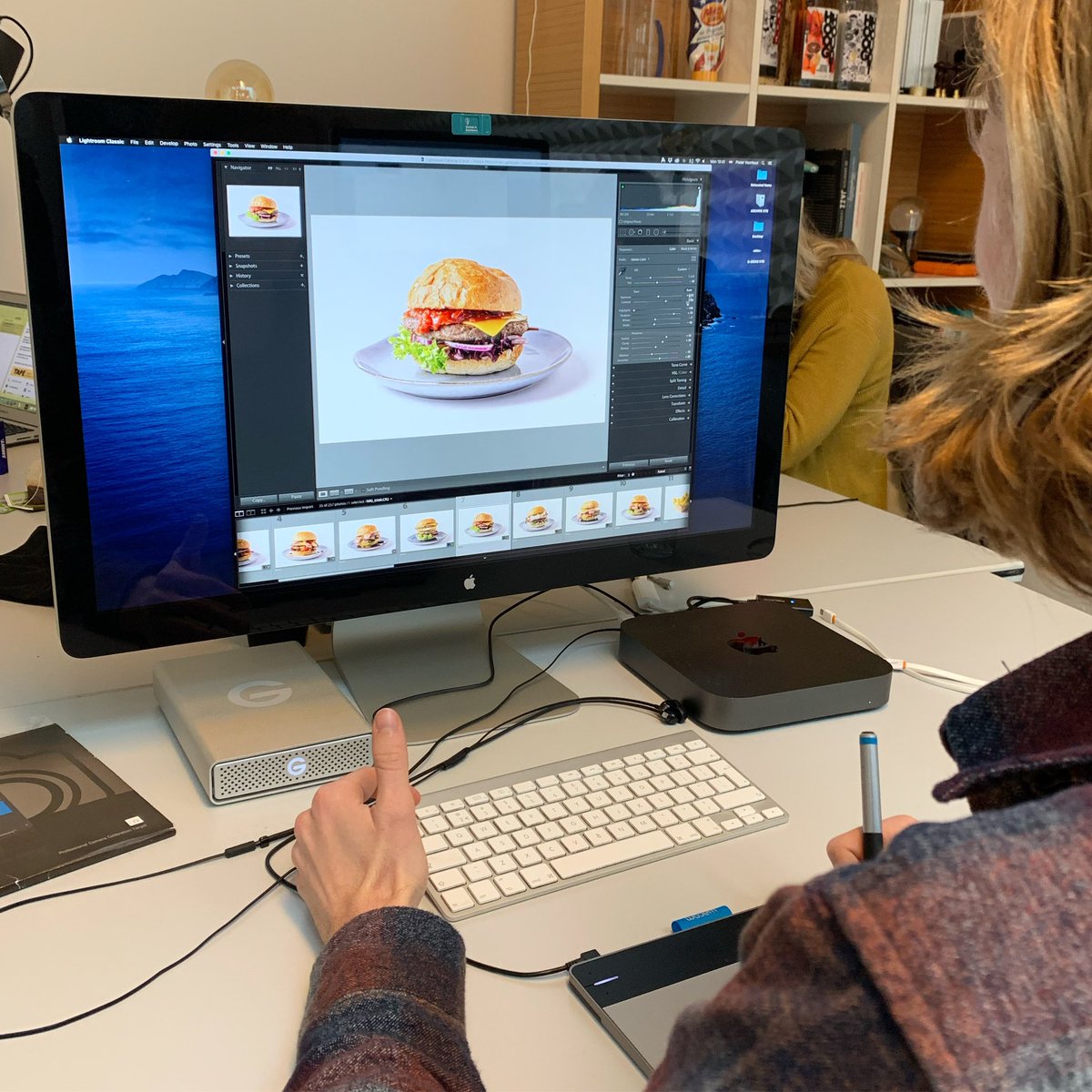 Terwijl de rest van Nederland afgelopen vrijdag aan de vrijmibo stond, stonden wij keihard te watertanden bij de productshoot van bunchburgers.nl #photography #productshoot #brandedcontent