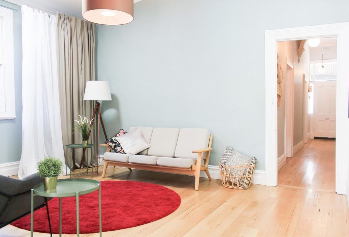 4. Biru

Jika kamu ingin ruangan yang tampak rapi, kalem, dan damai, biru bisa menjadi pilihan. Warna biru juga tidak meletihkan mata karena sifat warnanya yang tidak terlalu menyedot perhatian. Biru juga dapat memberi efek penyeimbang dalam ruangan.