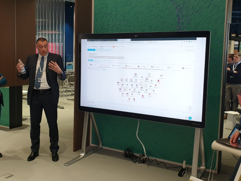 FARNetworks's tweet photo. Al lancio del Cisco #CyberSecurity Co-Innovation Center a @Milano i ragazzi della @Cisco Net Accademy, che presto entreranno a far parte del Team di @FARNetworks, incontrano @ChuckRobbins! #innovation #opportunity https://t.co/bPMYw1sYYT