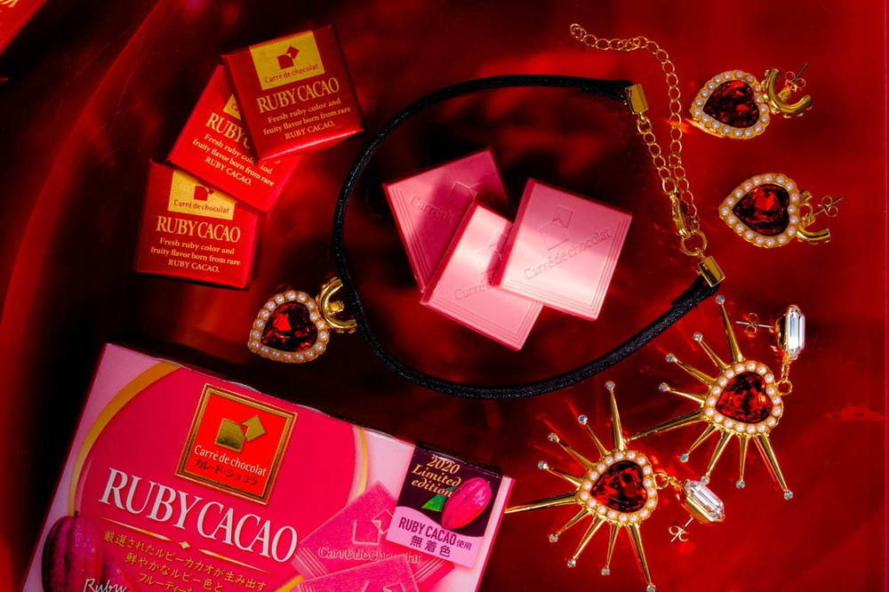 fashionpressnet's tweet photo. 森永製菓「カレ・ド・ショコラ」まるで“ルビーの宝石”チョコ&パメオポーズのアクセセットを抽選でプレゼント、この投稿をRTして応募
– 応募〆切は明日
#RubyFP - https://t.co/LJUeZ5hMg8 https://t.co/zhX7MZr67u