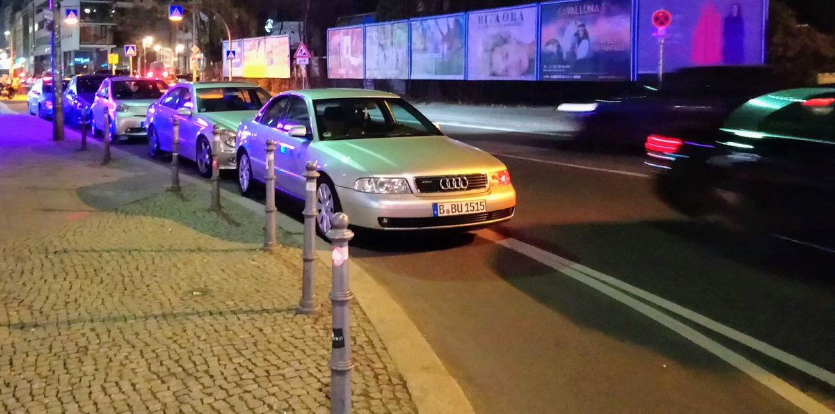 BikingBerlin's tweet photo. Ich zähle FÜNF Autos die auf dem benutzungspflichtigen #radweg direkt vorm Moritzplatz parken und für alle Radfahrer eine krasse #gefahrensituation verursachen
#runtervomradweg https://t.co/kQHkKVG6XA