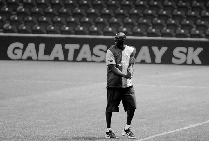 Mahalle aralarında deli gibi futbol oynasak da basketbol denilince aklımıza 3-5 isim gelirdi; onlardan biri de Kobe'ydi... Koca bir nesil seninle baskete merak saldı, sevdi; güle güle Kobe... #RIPKobe