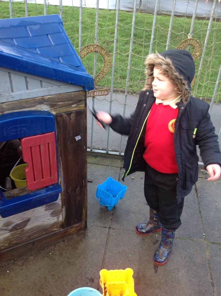stdavidsrc2017's tweet image. Dosbarth Derbyn are making the most of the big puddles outside! Lots of skills being used- scooping, pouring, painting communicating and team work to name a few. #puddlefun #authenticlearning #creativecontributors #imaginativeplay