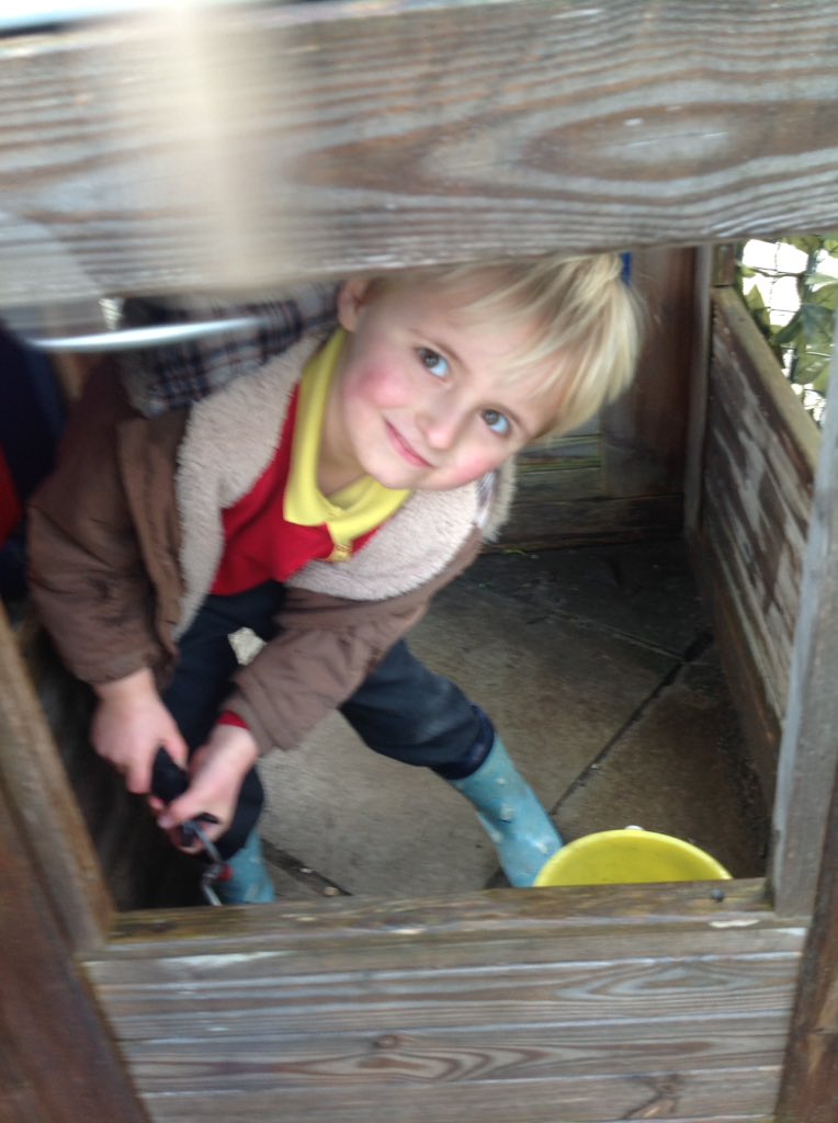 stdavidsrc2017's tweet image. Dosbarth Derbyn are making the most of the big puddles outside! Lots of skills being used- scooping, pouring, painting communicating and team work to name a few. #puddlefun #authenticlearning #creativecontributors #imaginativeplay