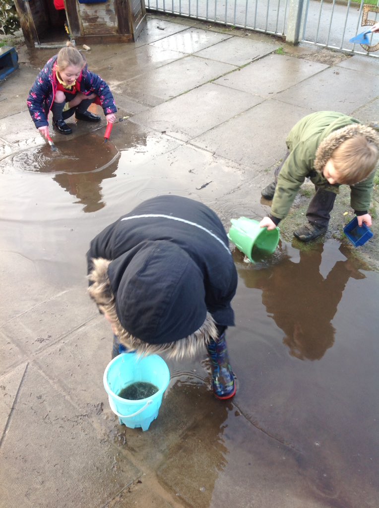 stdavidsrc2017's tweet image. Dosbarth Derbyn are making the most of the big puddles outside! Lots of skills being used- scooping, pouring, painting communicating and team work to name a few. #puddlefun #authenticlearning #creativecontributors #imaginativeplay