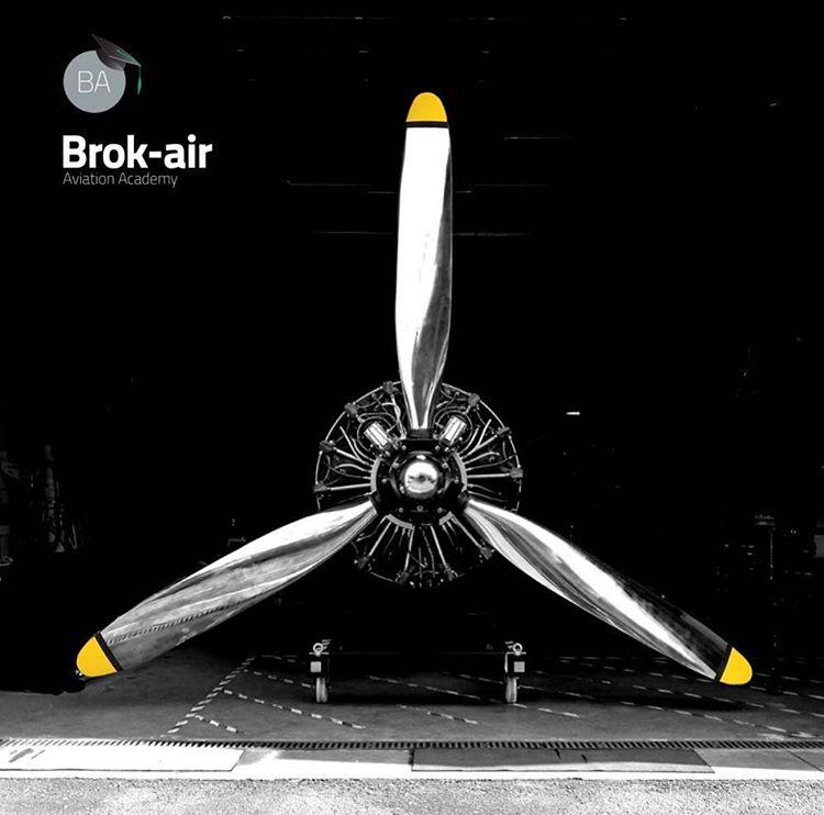 Podrás encontrar esta hélice totalmente restaurada en Brok-air Aviation Academy #brokair #aircraftmaintenance #aviationacademy #academiaaviacion #globalaeronauticalservices #technics #basictraining #typetraining #aviationtraining #pilot #piloto #fly #volar #helice #restauracion