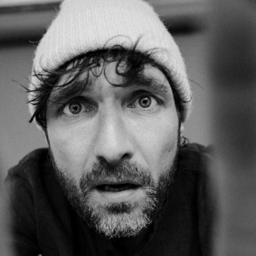 Cabaretier Javier Guzman treedt komende vrijdag (31 januari) bij ons op. In zijn programma ‘Guzmán’ kijkt hij terug op zijn grillige leven en zijn stormachtige carrière tot nu toe. Er zijn nog kaarten! rhederart.nl