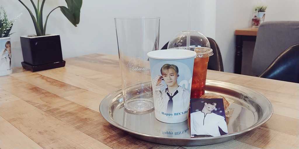 suddenlymoonbin's tweet photo. 선착특전 받고 싶어서 서둘렀더니 빈이생일날 첫손님이 되어버린 더역삼😆 골목 들어가자마자 빈이가 크게 보여서 저도 모르게 함박웃음을,, 정성가득한 내부 디스플레이도 정말 좋았어요☺ @derMond980126 님 감사해요
빈아 다시한번 생일축하해💜
#문빈 #기분이_좋은_날 #HAPPY_BINS_DAY
@offclASTRO https://t.co/xw76mQAo1K