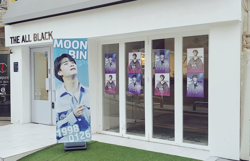 suddenlymoonbin's tweet photo. 선착특전 받고 싶어서 서둘렀더니 빈이생일날 첫손님이 되어버린 더역삼😆 골목 들어가자마자 빈이가 크게 보여서 저도 모르게 함박웃음을,, 정성가득한 내부 디스플레이도 정말 좋았어요☺ @derMond980126 님 감사해요
빈아 다시한번 생일축하해💜
#문빈 #기분이_좋은_날 #HAPPY_BINS_DAY
@offclASTRO https://t.co/xw76mQAo1K