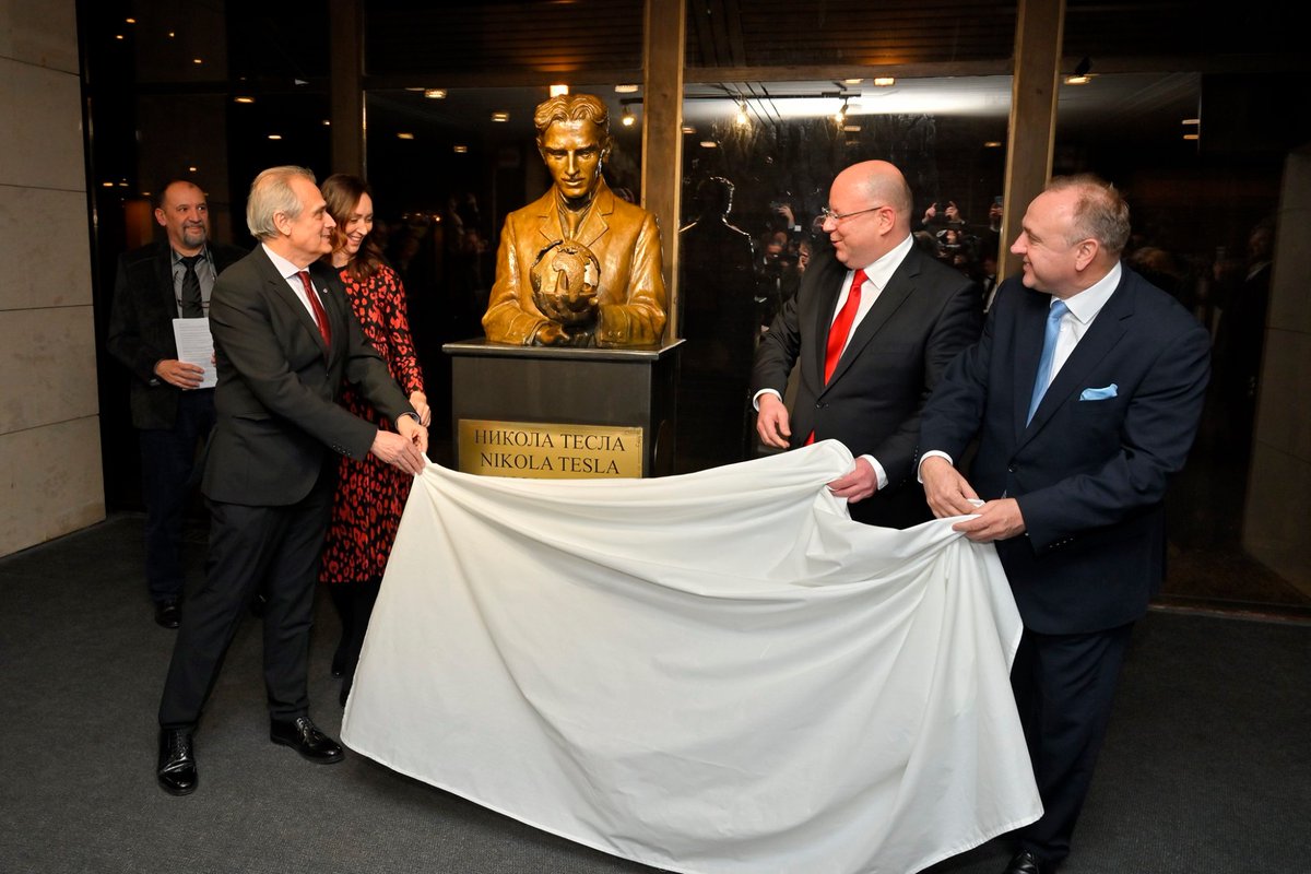rtvs's tweet image. Už aj v Bratislave je pamätník svetoznámeho vedca, ktorý má na svojom konte okolo 700 vynálezov. Jedným z nich je rádio. Busta Nikolu Teslu sa práve z tohto dôvodu nachádza v budove Slovenského rozhlasu. Slávnostne ju odhalili v stredu 22.1. Viac na: bit.ly/teslavrozhlase