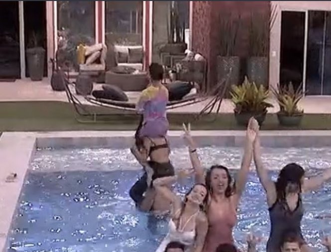 gabynds_'s tweet photo. E a Manu que subiu em cima da Bianca que já estava em cima do Guilherme KKKKKKKKK #BBB20 https://t.co/ubceCpeRYL