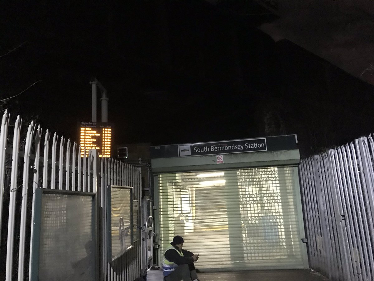 And just like that <a href="/SouthernRailUK/">Southern</a> you’ve managed to screw up 20 people’s morning. Not often the trains are running on time but someone forgot to open the gate to the station to get them. #southbermondsey