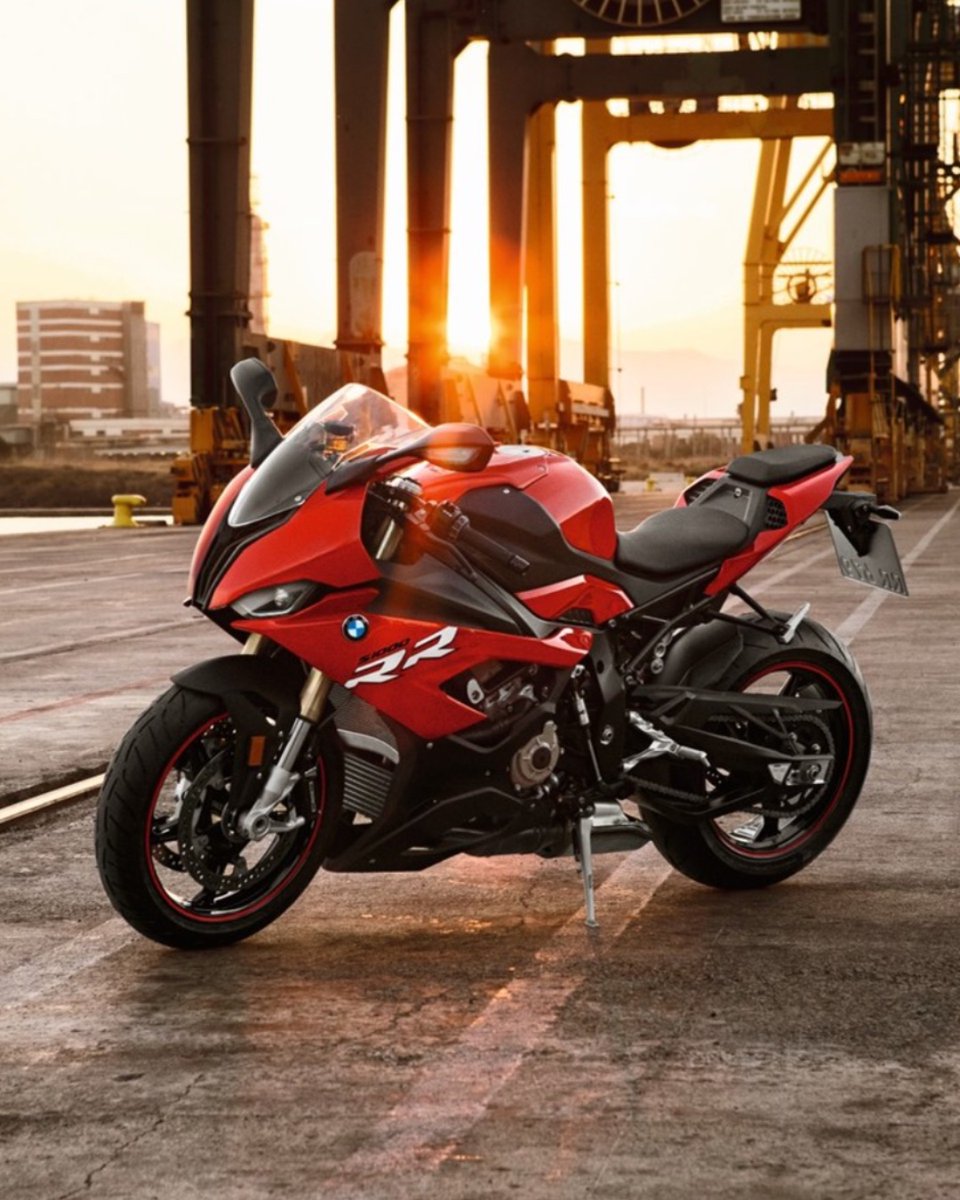 SandtonMotorrad's tweet photo. The #S1000RR is the perfect choice - whether you're on the street or on the race track. 💯 Which way do you prefer? 🏍️ #MakeLifeARide #NeverStopChallenging #BMWMotorrad https://t.co/GOljEzfI5r