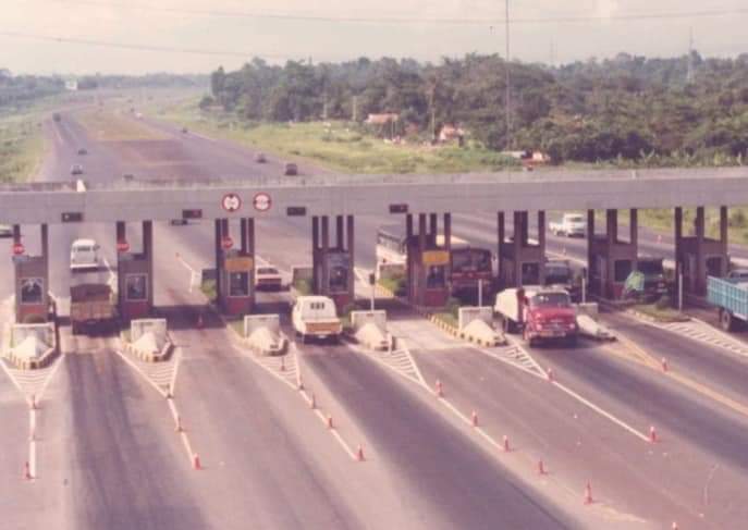 HoldenKlasik's tweet photo. Ketika msh dlm tahap pembangunan jl tol Jagorawi ini blm berstatus sbg jl Tol, Ketika jl slsai dibangun pd 1978 agar biaya pengoperasian &amp; pemeliharaan ruas jalan trsbt dpt dilakukan scr mandiri Menteri PU ketika itu mengusulkan agar ruas jl Jakarta-Bogor  djdkn jl Tol  berbayar https://t.co/s2tZGKUe1S
