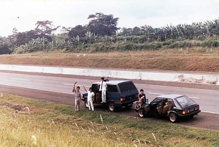 HoldenKlasik's tweet photo. Ketika msh dlm tahap pembangunan jl tol Jagorawi ini blm berstatus sbg jl Tol, Ketika jl slsai dibangun pd 1978 agar biaya pengoperasian &amp; pemeliharaan ruas jalan trsbt dpt dilakukan scr mandiri Menteri PU ketika itu mengusulkan agar ruas jl Jakarta-Bogor  djdkn jl Tol  berbayar https://t.co/s2tZGKUe1S