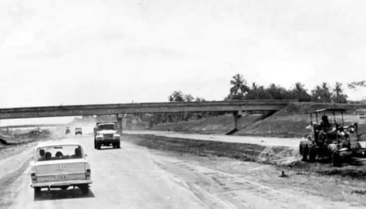 HoldenKlasik's tweet photo. Ketika msh dlm tahap pembangunan jl tol Jagorawi ini blm berstatus sbg jl Tol, Ketika jl slsai dibangun pd 1978 agar biaya pengoperasian &amp; pemeliharaan ruas jalan trsbt dpt dilakukan scr mandiri Menteri PU ketika itu mengusulkan agar ruas jl Jakarta-Bogor  djdkn jl Tol  berbayar https://t.co/s2tZGKUe1S
