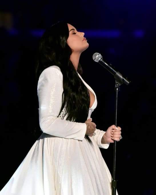 VhRaven93's tweet photo. De un regresó triunfante y muy esperando. El cuál además de recibir una gran ovación de pie de todos los presentes en los #GRAMMYs
Extrañaba ver esa sonrisa y su maravilla voz una vez más en los escenarios, desdé hace 2 años en los #AMAs2017
#DemiLovato #AnyoneOutNow https://t.co/K7x00rsG6h