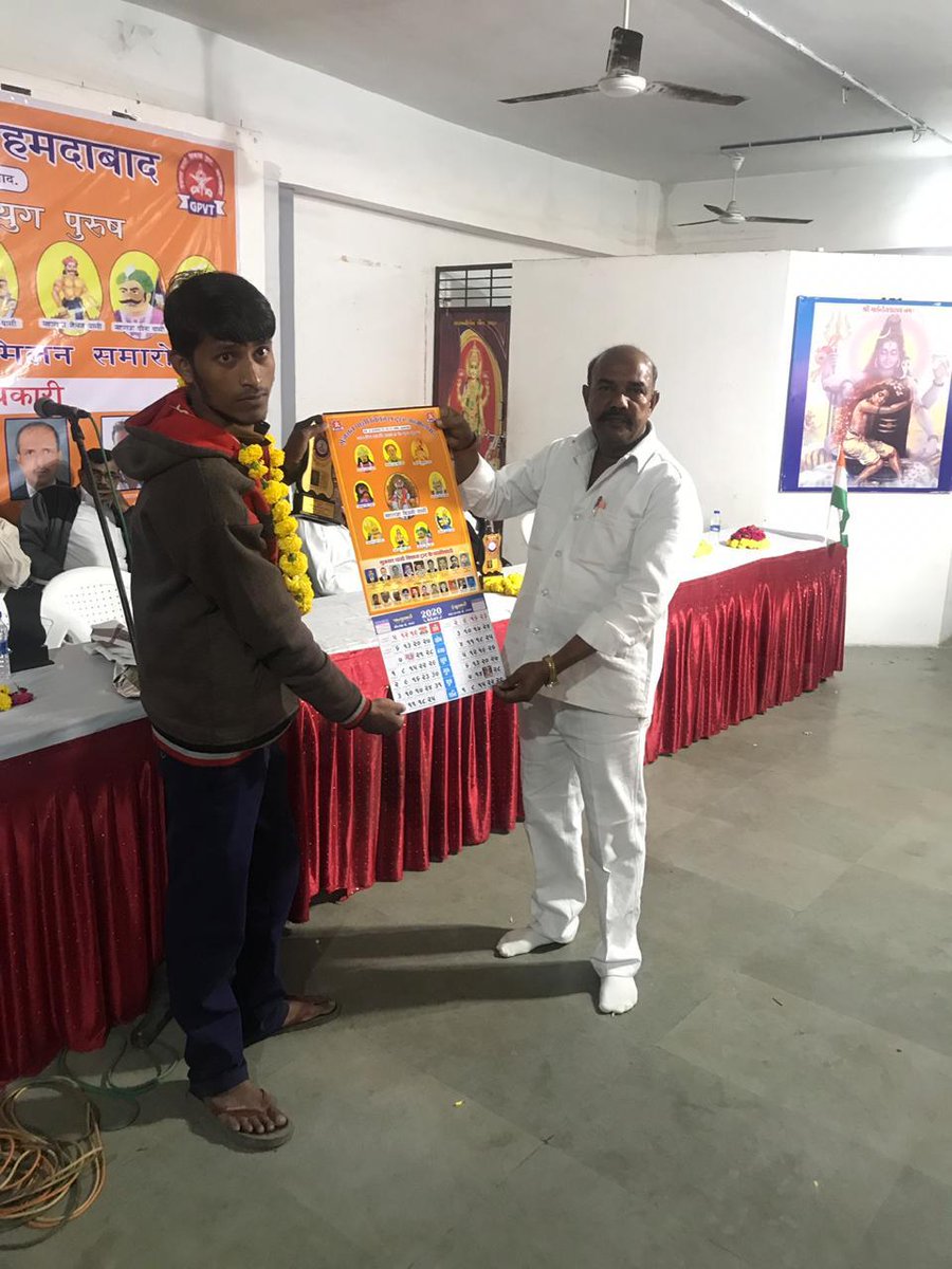 DurgeshPasi2's tweet photo. आज गुजरात पासी विकास ट्रस्ट अहमदाबाद के प्रमुख विजय बनारसी एडवोकेट द्वार��� मेरे कार्यो को देख कर मुझे पासी स्मृति चिन्ह देकर  सम्मानित किया गया ये सम्मान आप जैसे पासी भाइयो  के वजह से हमे मिला आप सभी भाई भी सम्मान के पात्र है आपका बहुत बहुत धन्यवाद https://t.co/wRFElwYMwW