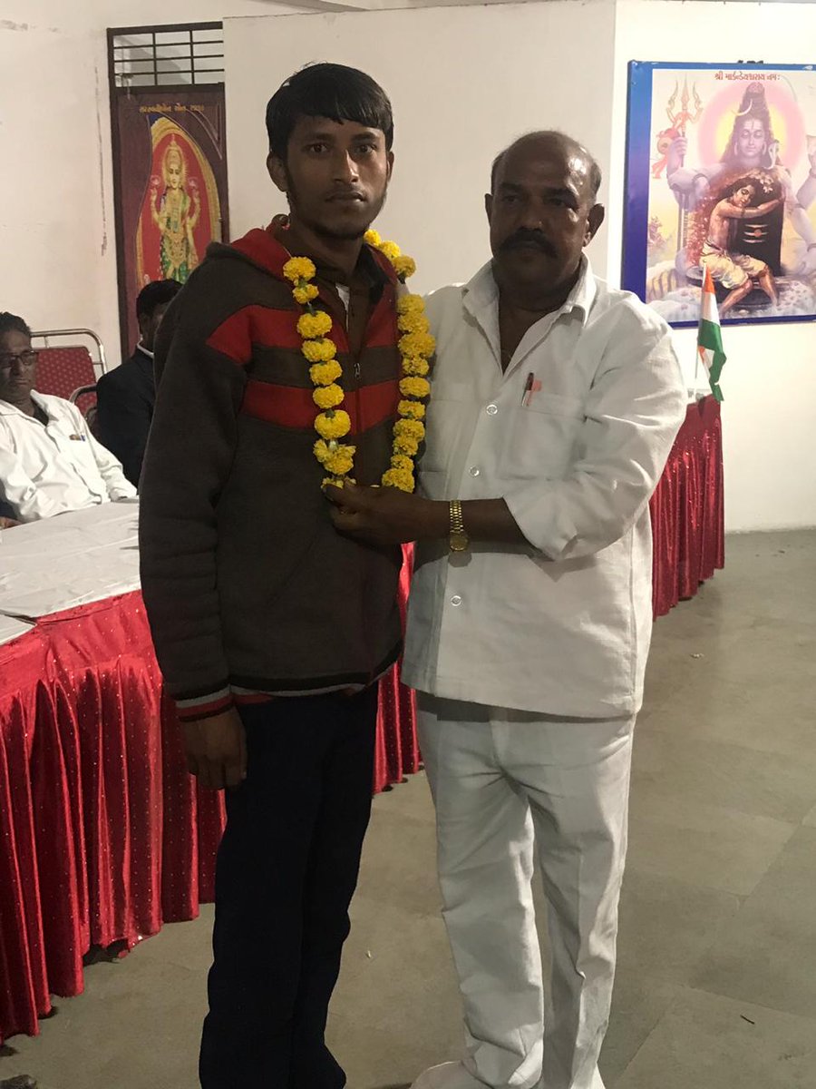 DurgeshPasi2's tweet photo. आज गुजरात पासी विकास ट्रस्ट अहमदाबाद के प्रमुख विजय बनारसी एडवोकेट द्वार��� मेरे कार्यो को देख कर मुझे पासी स्मृति चिन्ह देकर  सम्मानित किया गया ये सम्मान आप जैसे पासी भाइयो  के वजह से हमे मिला आप सभी भाई भी सम्मान के पात्र है आपका बहुत बहुत धन्यवाद https://t.co/wRFElwYMwW
