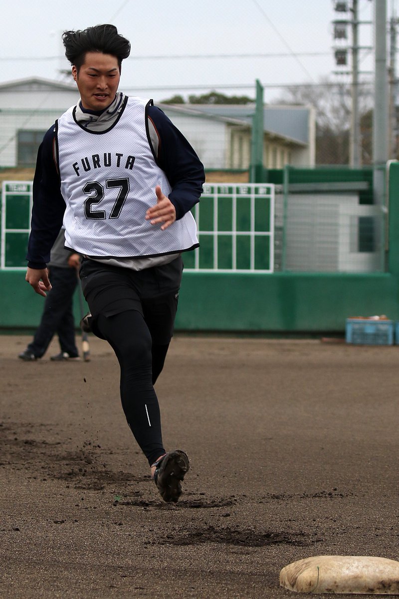 is_official89's tweet photo. ＼20年ルーキー！／
31日の新入団選手発表会見の前に、先日行われた新人合同自主トレの写真を交えて一足早くルーキーをご紹介！

※一部選手は不参加です。ご了承ください

古田 佑一郎 (ふるた ゆういちろう)
外野手 背番号27
1998/3/14
188/86
右/左 大阪府出身
柳ヶ浦高校～岡山商科大学 https://t.co/biidv5Pr1k