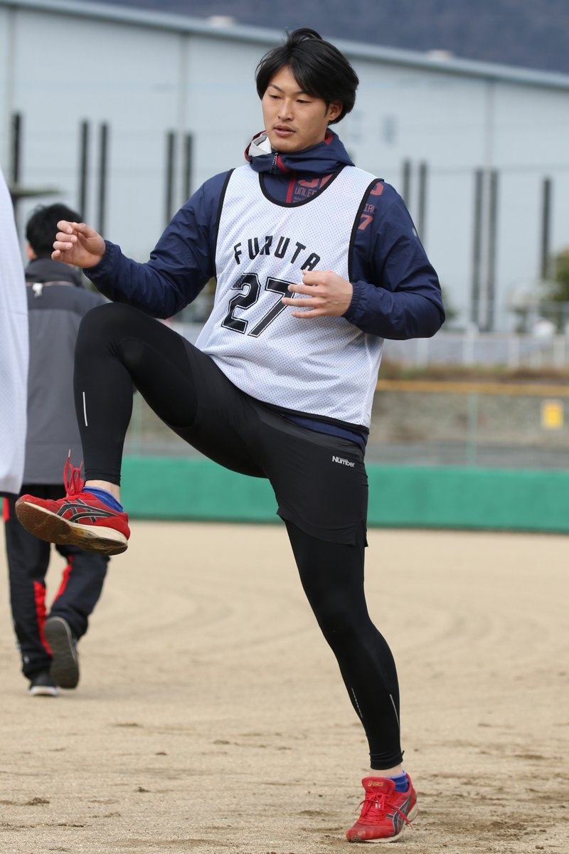 is_official89's tweet photo. ＼20年ルーキー！／
31日の新入団選手発表会見の前に、先日行われた新人合同自主トレの写真を交えて一足早くルーキーをご紹介！

※一部選手は不参加です。ご了承ください

古田 佑一郎 (ふるた ゆういちろう)
外野手 背番号27
1998/3/14
188/86
右/左 大阪府出身
柳ヶ浦高校～岡山商科大学 https://t.co/biidv5Pr1k