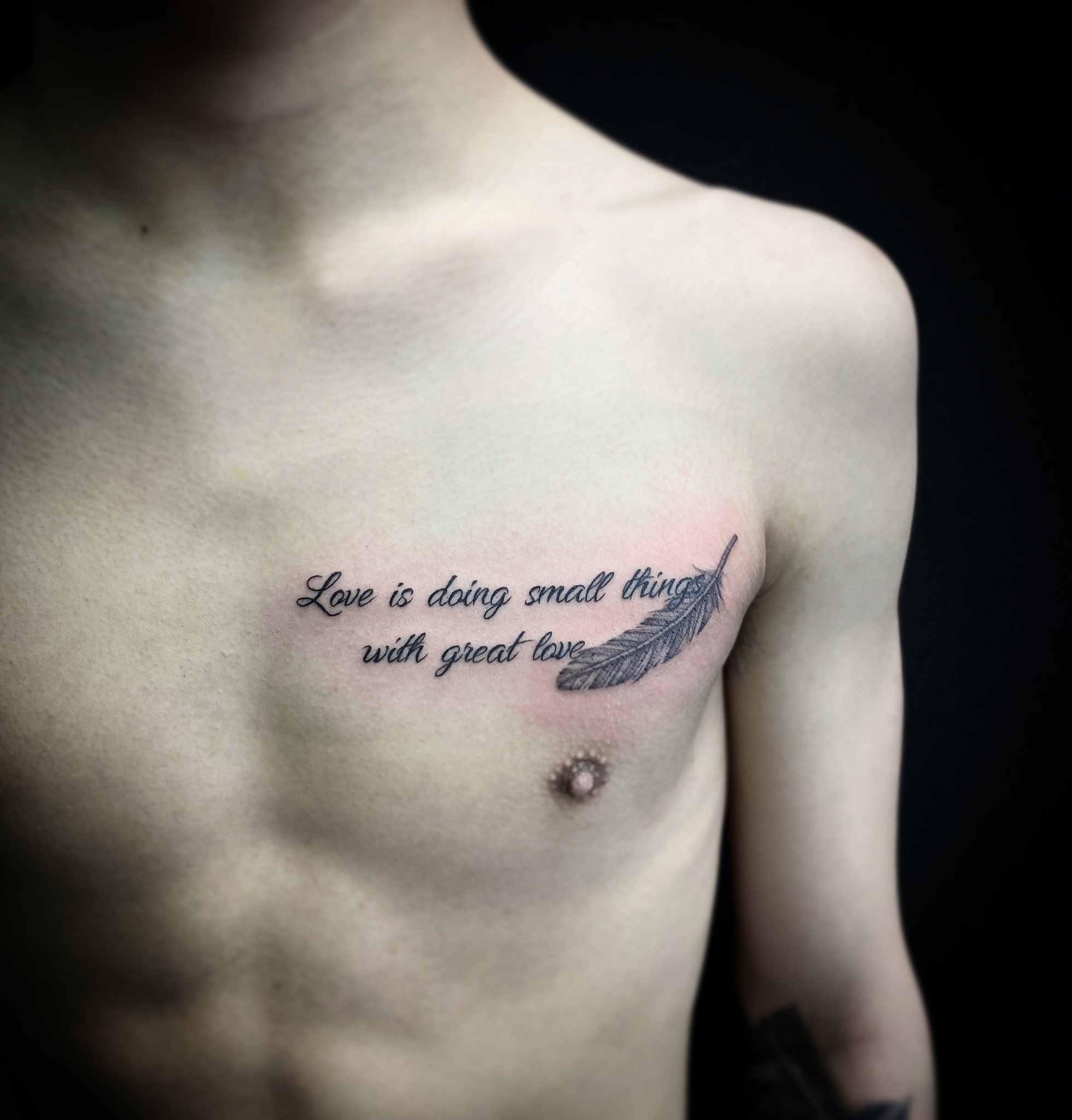 新宿タトゥー Fox Gate Tattoo On Twitter 胸 羽根と文字のタトゥー By 彫さと 1月27日 本日も営業中 和彫りからワンポイント B Amp Gまで幅広く対応のタトゥースタジオ 東京新宿fox Gate Tattoo 新宿駅徒歩7分 個室ブース完備 その他 作品はコチラ