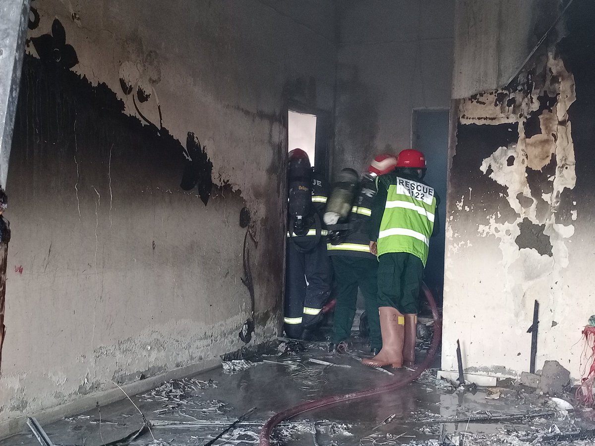 1122Gujranwala's tweet photo. 6th floor of PACE shopping mall is under fire.
3 fire vehicles are busy in fire fighting.There was a family (comprising on 4 people) trapped at the top of building, who were escaped/ evacuated safely by Rescue teams..
Fite controlled... https://t.co/5mAJJa6pGe