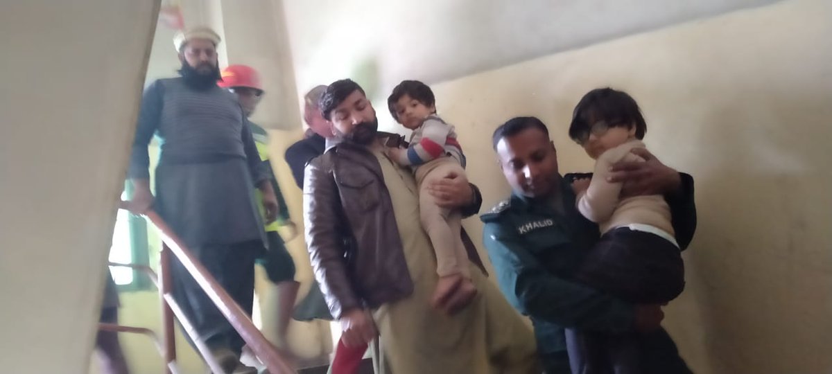 1122Gujranwala's tweet photo. 6th floor of PACE shopping mall is under fire.
3 fire vehicles are busy in fire fighting.There was a family (comprising on 4 people) trapped at the top of building, who were escaped/ evacuated safely by Rescue teams..
Fite controlled... https://t.co/5mAJJa6pGe
