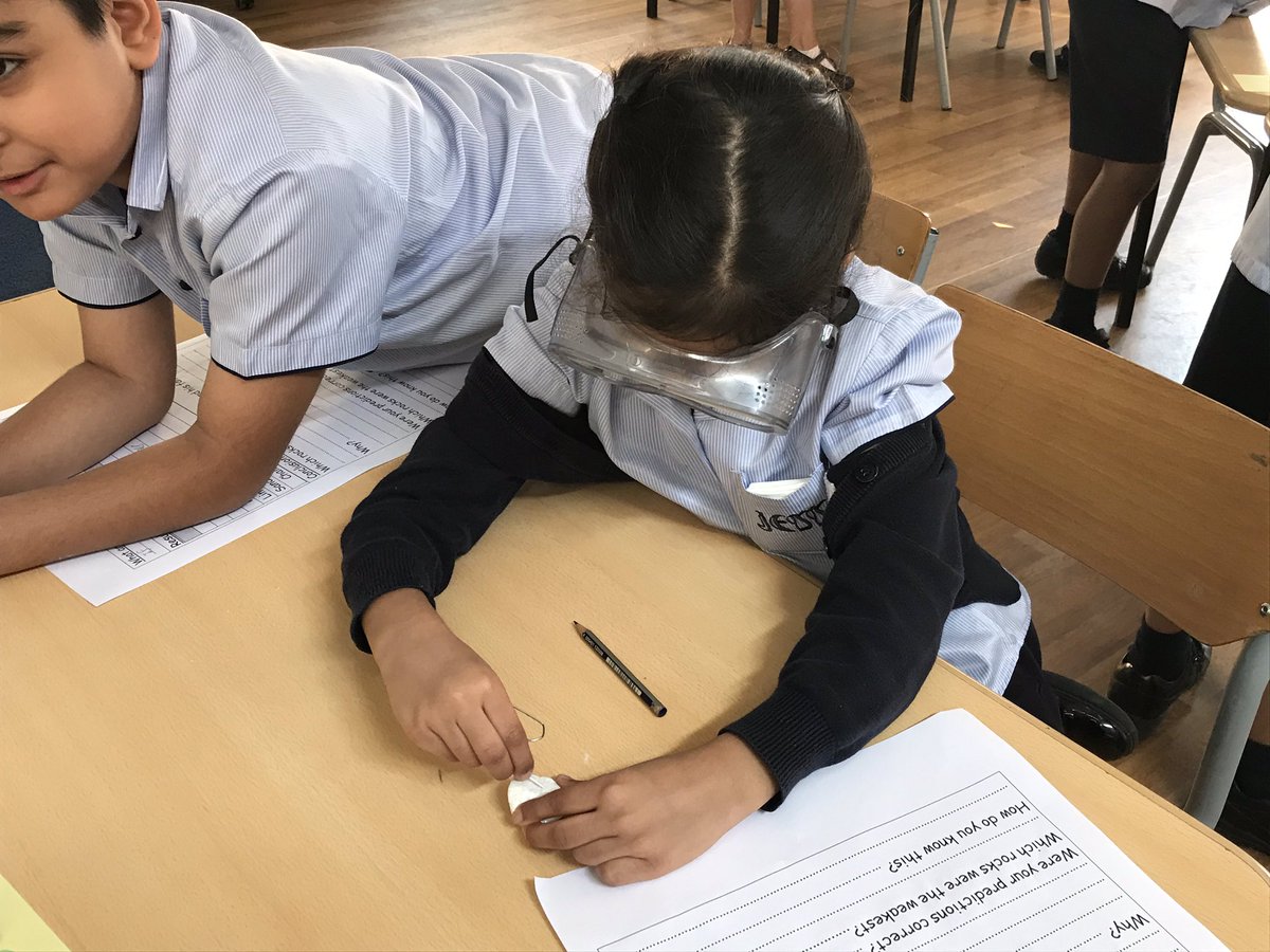 JESSjumeirahYR3's tweet photo. Testing the durability of different rock types to help Ug decide on the best material to build his new stone house from! Science ROCKS! 😃 #JESSJumScience #JESSJumRealLifeLearning #science #rocks #sciencerocks https://t.co/WENvVoTkM2
