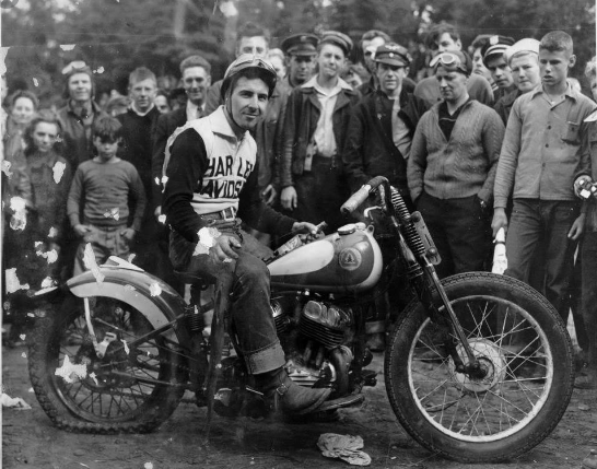 insanethrottle's tweet photo. The good old days of #motorcycling #flattrackracing #motorcycleracing #goodoldtimes #dirtbike #bikers #racingmotorcycle #insanethrottlebikernews #harleydavidsonmotorcycles https://t.co/NyM4T1Spxt