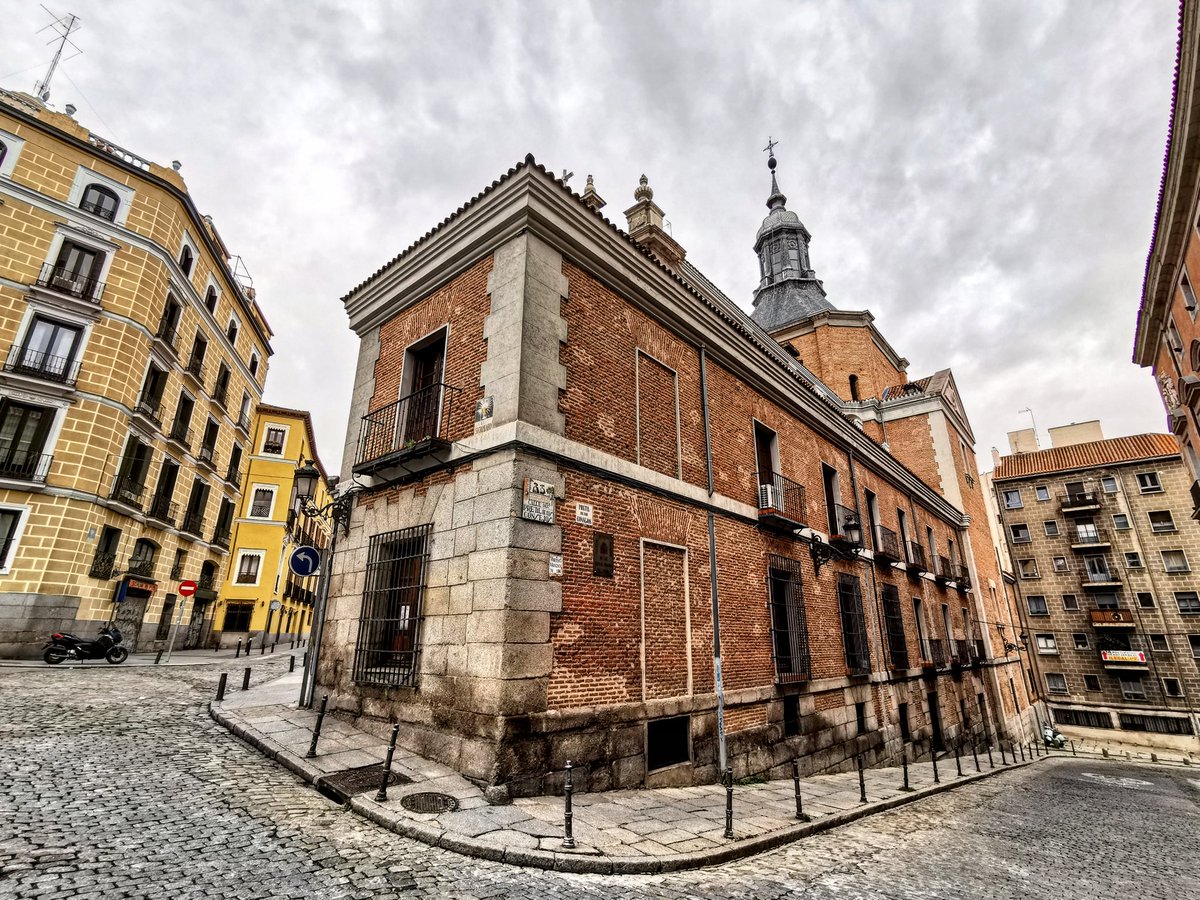 SecretosdeMadri's tweet photo. Las curvas y rincones del viejo Madrid, la Catedral Castrense parece una isla rodeada por la calle del Pretil de los Consejos. Una bonita mirada que nos traslada al primitivo Madrid. ¡Feliz semana!

#madrid https://t.co/TsqHR5Zftb