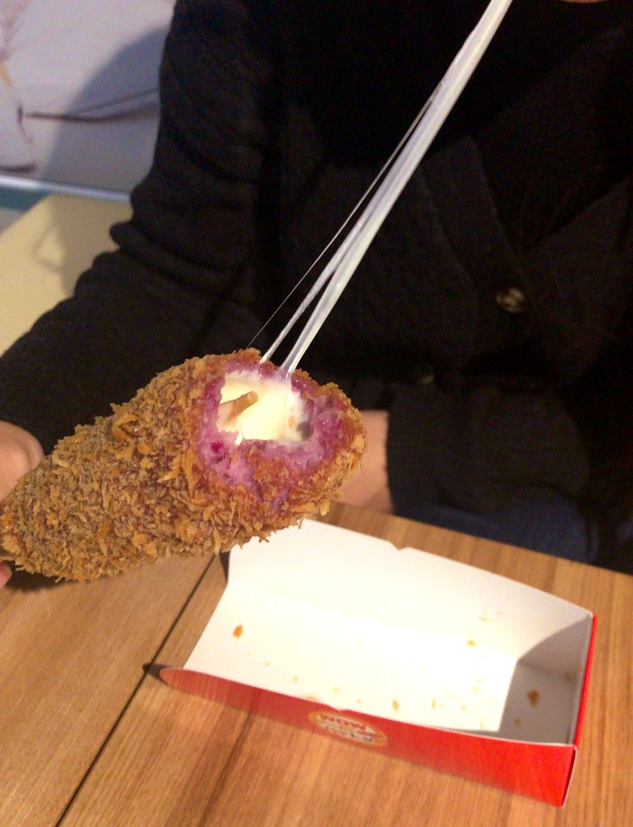 or_ipocom's tweet photo. そいえばこの前新大久保で食べたハットグにＤＮＡって書いてみた
ここのチーズハットグあっさりしててうまい
チングが食べたのは紫芋？のハットグ😇
トッポギもダッカンジョン？も
ちんちゃマシソヨでした☺️💜#WOWCHA https://t.co/1xnBKilNUp