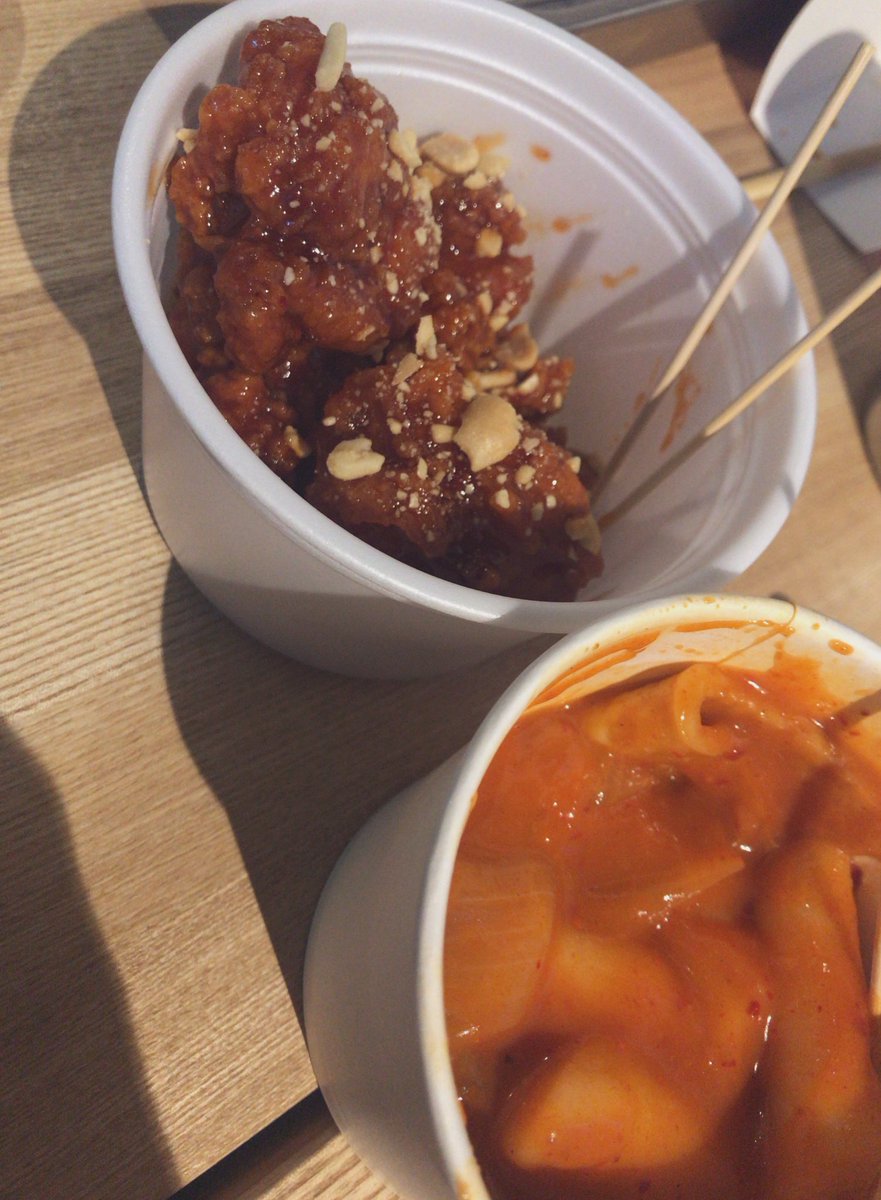 or_ipocom's tweet photo. そいえばこの前新大久保で食べたハットグにＤＮＡって書いてみた
ここのチーズハットグあっさりしててうまい
チングが食べたのは紫芋？のハットグ😇
トッポギもダッカンジョン？も
ちんちゃマシソヨでした☺️💜#WOWCHA https://t.co/1xnBKilNUp