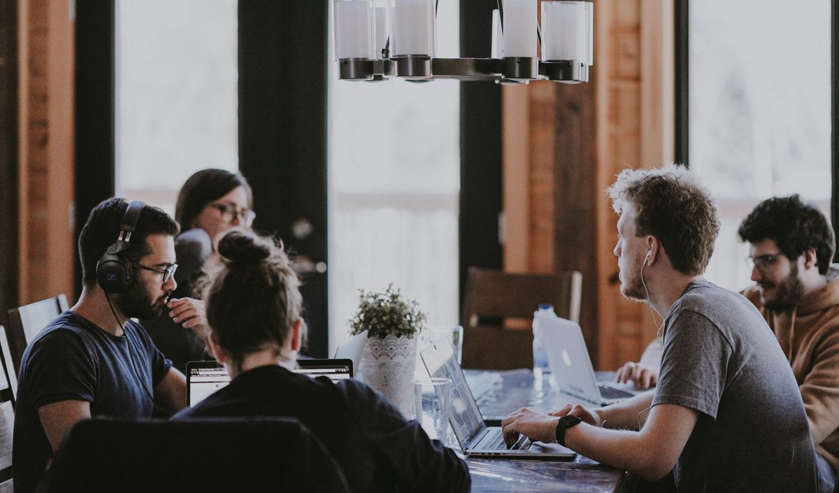 ¿Cuáles son las diferencias entre centennials y millennials en el ámbito laboral? buff.ly/2CIDiWW

#RRHH #sdhc