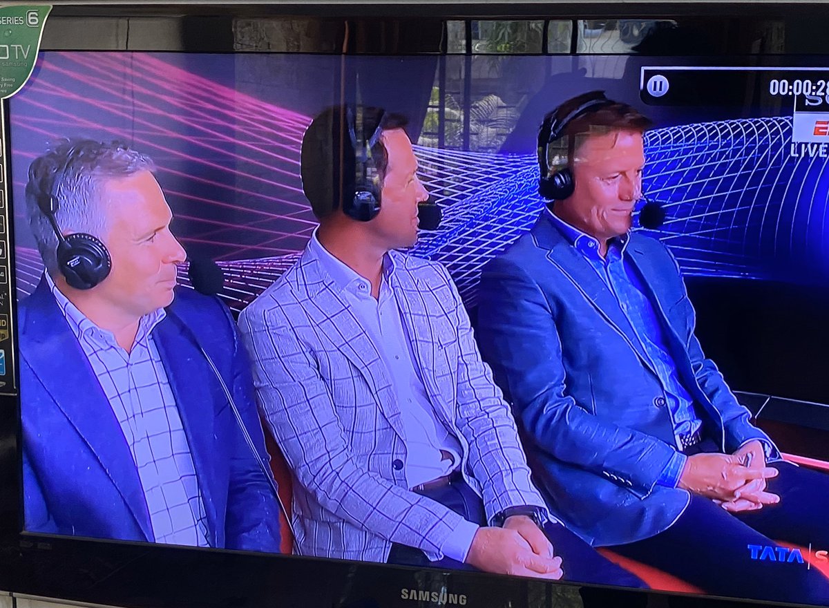 astutetosh's tweet photo. .@bradhodge007 & @RickyPonting bought some cloth together ... @RossLTaylor stitched a jacket for #punter & shirt for #dodgeball
ЁЯШВЁЯШВЁЯдгЁЯдг
#BBL09 #BBLFinals #mrvbh #mrvsbh #nzvind #nzvsind https://t.co/Rh6LjvpkDW