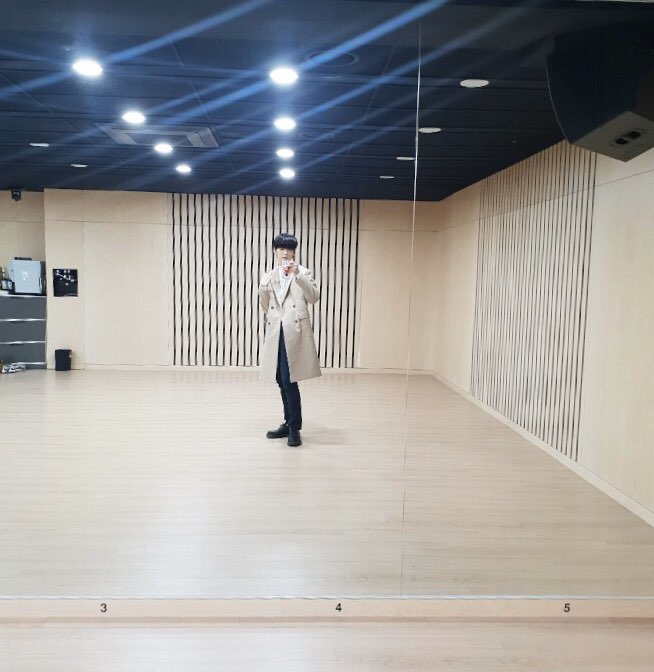 jjunitxt's tweet photo. HIS FULL BODY POST IS SO CUTE🥺🥺🥺🥺 https://t.co/VCdbG3DaQx