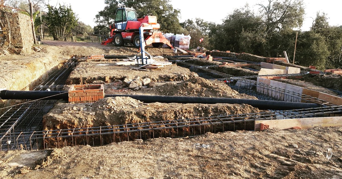 gbaracena1's tweet photo. #BuenosDiasATodos
Vamos con el #lunes 💪 seguimos con nuestras obras. Cimentación para casa de campo.
#Cimentacion #Saneamiento #buenoscomienzos #sierradearacena #Construccion #GarciaBarrero #CuandoTuCreesEnTuProyectoNosotrosCreemosEnTi #27Ene #FelizLunes #FelizSemana https://t.co/2szQSDEYDO