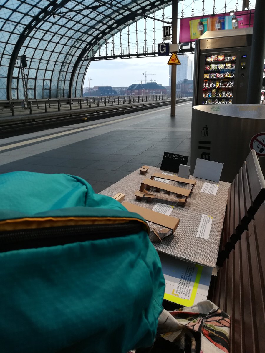 KleinesRicarda's tweet photo. Erst durch den Schulverkehr der #bvg mit Papp und Sack und nun weiter mit #deutschebahn Richtung #learntec2020. Dat war was! Die aus Berlin eingefahrenen Modelle gibt's im #learnlab2020 in Halle 2, J52 (futurelab) zu sehen. Kommt rum!
#smartlearning
@LearningReload @EduOrakel https://t.co/4vCCkPAWOV