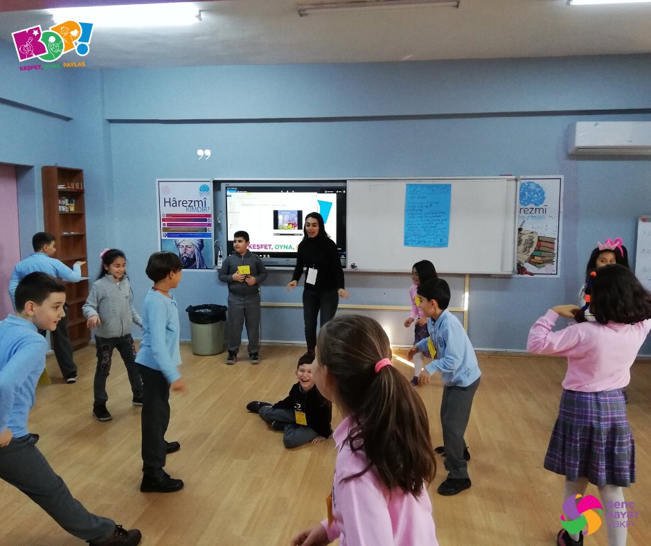 genchayatvakfi's tweet photo. Sosyal uyumun önemini oynayarak ve paylaşarak keşfediyoruz! 💛 Keşfet, Oyna, Paylaş! projemizde mülteci çocuklar ile Türkiyeli çocuklar bir arada.
#KOPprojesi #sosyaluyum #çocukhakları https://t.co/FU3JJUtaDQ