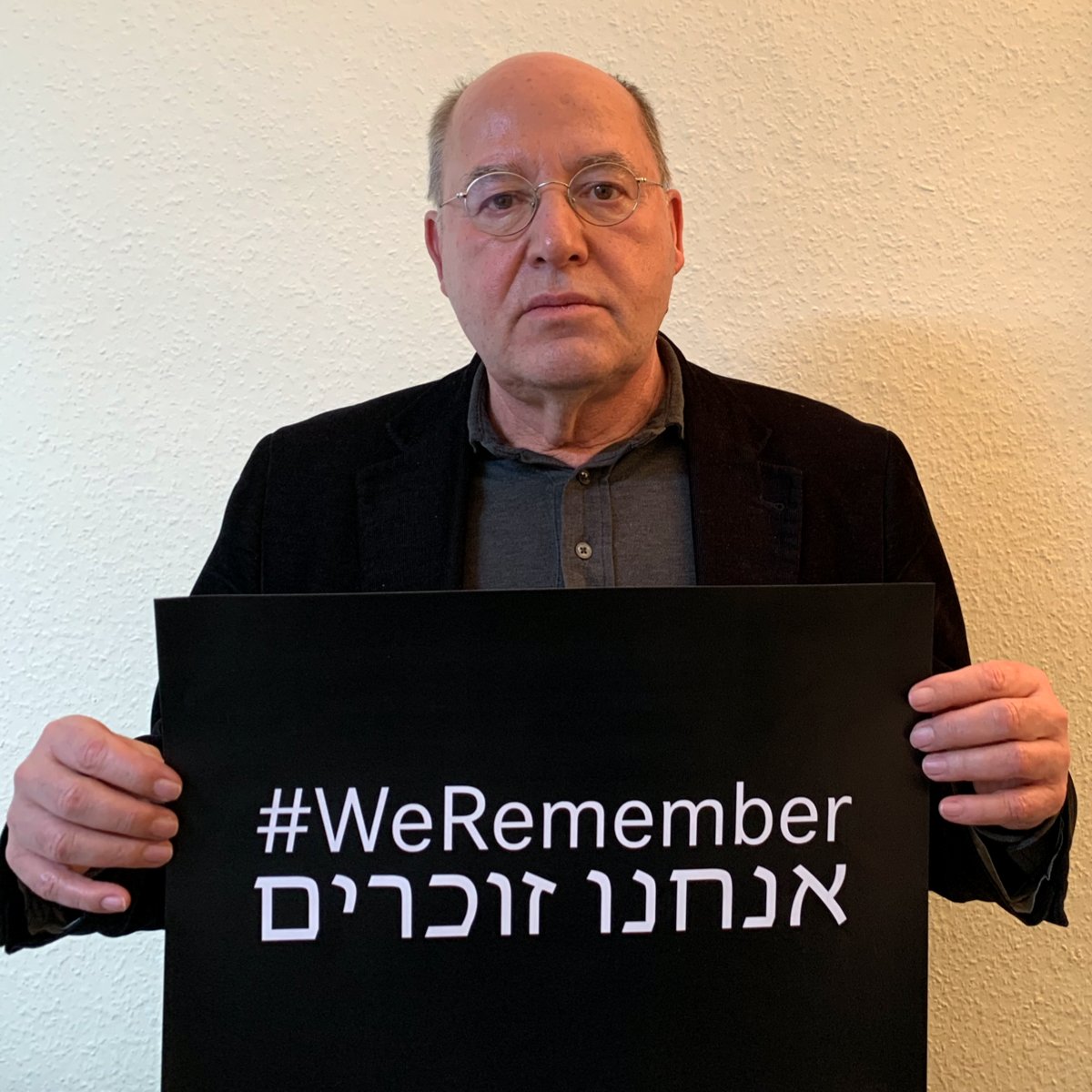 Es erfüllt mich mit tiefer Sorge, wie sehr 75 Jahre nach #Auschwitz verharmlost, relativiert und geleugnet wird. Die Nazis haben sechs Millionen Jüdinnen und Juden industriell vernichtet, um sie auszurotten. Haben einige vergessen, wie sie zur Macht kamen? #WeRemember