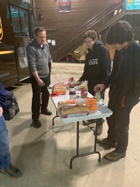 UpsSort's tweet photo. Have you ever made a PB&amp;J sandwich with one hand?! It's not easy. The Des Moines Night Sort is choosing safety over chance! @Stephanie_Dex @NP_UPSers https://t.co/pYUeK2GP1C