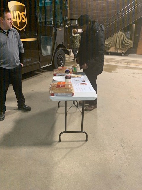 UpsSort's tweet photo. Have you ever made a PB&amp;J sandwich with one hand?! It's not easy. The Des Moines Night Sort is choosing safety over chance! @Stephanie_Dex @NP_UPSers https://t.co/pYUeK2GP1C