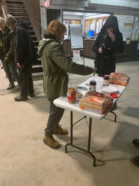 UpsSort's tweet photo. Have you ever made a PB&amp;J sandwich with one hand?! It's not easy. The Des Moines Night Sort is choosing safety over chance! @Stephanie_Dex @NP_UPSers https://t.co/pYUeK2GP1C
