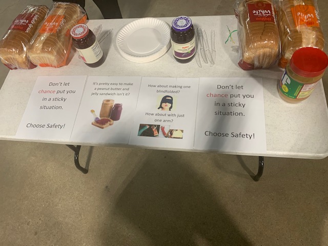 UpsSort's tweet photo. Have you ever made a PB&amp;J sandwich with one hand?! It's not easy. The Des Moines Night Sort is choosing safety over chance! @Stephanie_Dex @NP_UPSers https://t.co/pYUeK2GP1C
