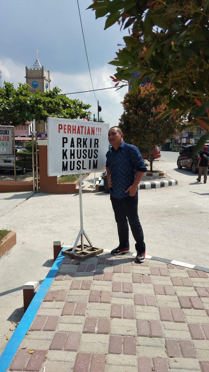 Bryan16425317's tweet photo. @ustadtengkuzul Betul naeen termasuk ulama kadrun keturunan cina yg tularkan virus intoleransi.😁 nih contoh orang yg kena virus https://t.co/s8Nz1AFPeG