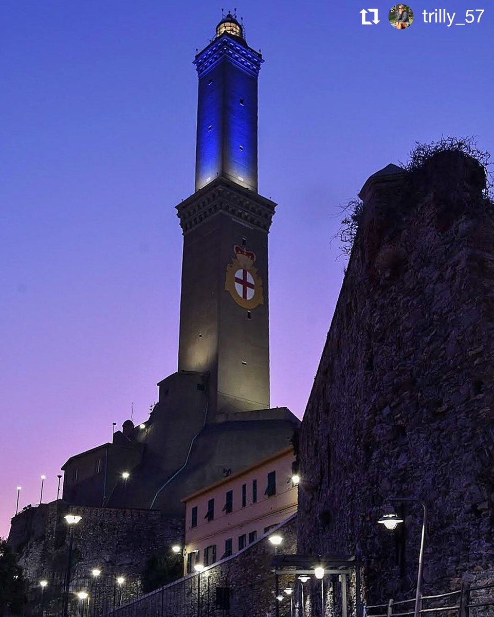 LanternaGenova's tweet photo. Oggi la #LanternadiGenova si illumina di BLU per la Giornata Internazionale di Commemorazione delle Vittime dell’Olocausto.

#giornatadellamemoria #pernondimenticare

Ph credit: @trilly_57

@GenovaEventi /@LanternaGenova @Quirinale/ @ilsecoloxix/ @repubblica https://t.co/LgEYUZgk8a