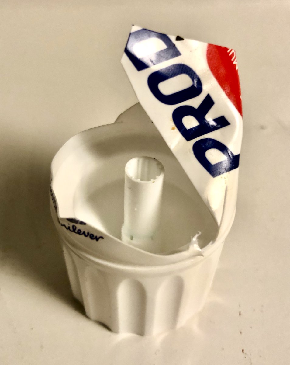 Prachtig voorbeeld van 'duurzaamheid' en 'innovatie' van <a href="/UnileverNL/">Unilever Nederland</a>! Dankzij dit handige buisje in iedere tube #prodent, krijg je de laatste 10% tandpasta er nooit uit! 😨