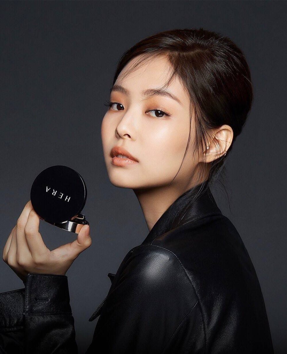 TamkrasaeS's tweet photo. พรีออเดอร์
Hera new legend black cushion มีทั้งหมด 6 สี 
ราคา1200บาทรวมส่งค่ะ 
สนใจทักด่วนๆๆ!!
ของแท้นะคะ
ID: @672tazxp(มี@)
#แป้งฝุ่น #คุชชั่น #คลุชชั่น #เจนนี่ #jenny #BLACKPINK #ถูกและดี #สกินแคร์ #เครื่องสําอางเกาหลี #เครื่องสําอาง #เกาหลี #พรีออเดอร์เกาหลี #HERA https://t.co/NruRd2tV4P